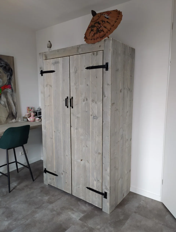 steigerhouten kledingkast op maat met bed en bureau
